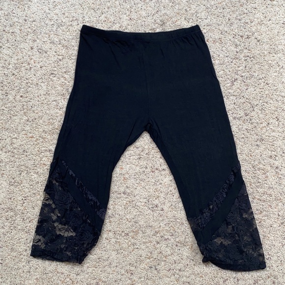 Women’s size14 Nextmia stretchy capris w/lace. - Picture 8 of 8